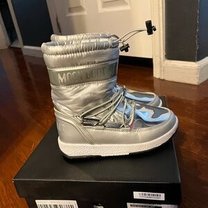 Silver toddler size 12.5 moon boots